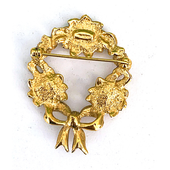 Avon 1994 Rose Wreath Pin - Antiqued Gold-Tone with Red Crystals & White Flowers - Picture 6 of 7